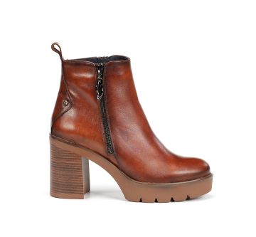 Brown high-heeled boots - elegance and style!DORKING (SKU)9562
