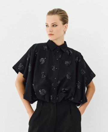 Елегантна дамска риза къс ръкав черна с блестящи пайети.ACCESS FASHION (SKU)7025