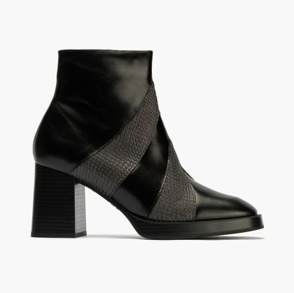 Elegant black leather heeled boots - the perfect choice!PITILLOS (SKU)10863