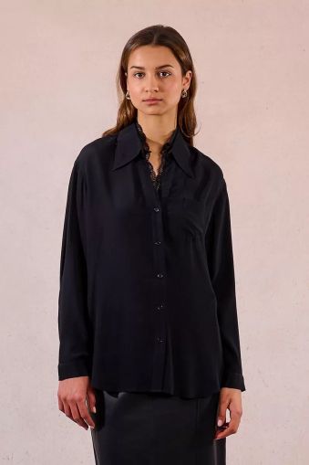 Black elegant shirt with V-neck - style and elegance MOLLY BRACKEN (SKU)LAF126DN