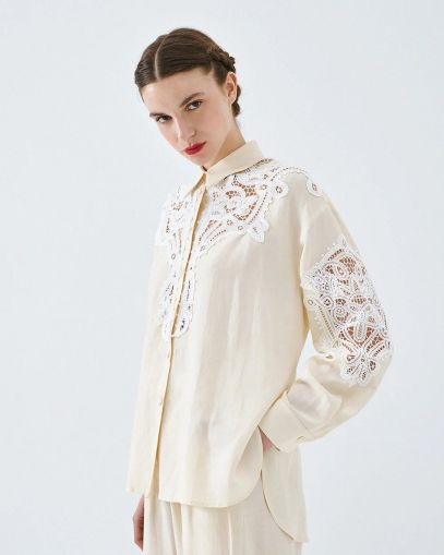 Women's shirt Elegant and loose, with delicate lace details ACCESS FASHION (SKU) 7019