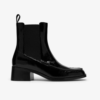 Дамска черна лачена бота със среден ток. Елегантен и удобен модел.CLARKS (SKU)26320247