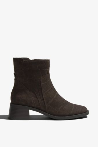 Elegant brown women’s ankle boot with a stable mid-heel – comfort and style. REGARDE LE CIEL (SKU) LILLA01