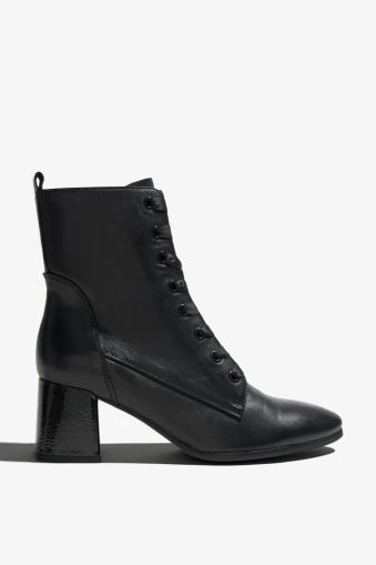Elegant black women’s lace-up ankle boots – perfect for a stylish and comfortable look. REGARDE LE CIEL (SKU) MILLIE14