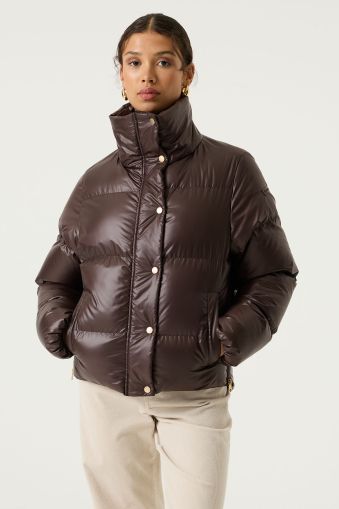 Women’s short quilted jacket – modern, warm, and stylish for cold days – GARCIA (SKU) GJ2600919