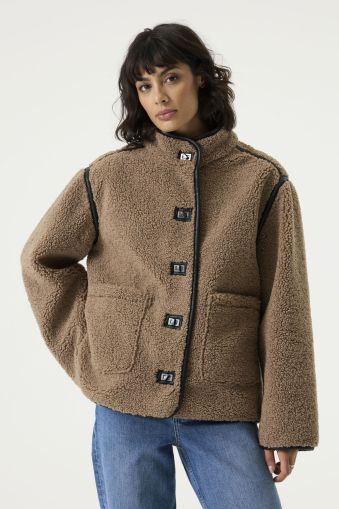 Women’s short teddy coat in brown – soft, warm, and stylish for everyday wear – GARCIA (SKU) GJ2600915