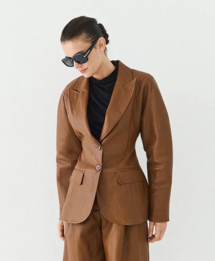 Дамско вталено сако от еко кожа, елегантно и стилно, за бизнес и ежедневие.ACCESS FASHION (SKU)1070