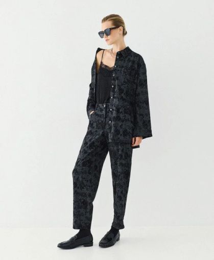 Дамски жакардов панталон в тъмен цвят - елегантен, модерен и изискан!ACCESS FASHION (SKU)5013