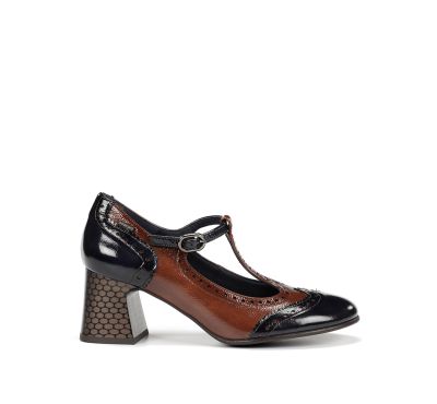 Elegant two-tone heeled shoes - style and comfort!DORKING (SKU)9618