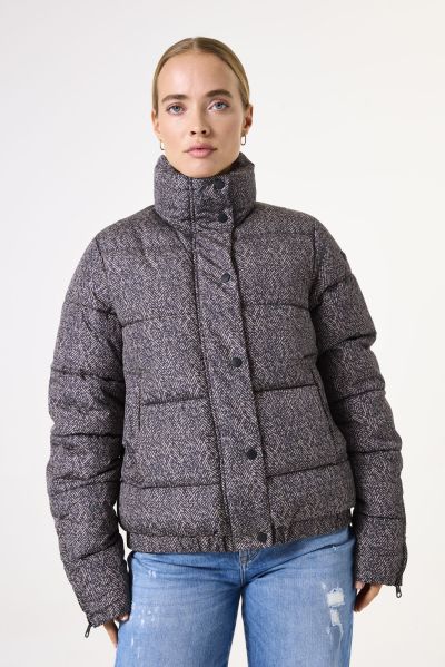 Дамско късо яке с цип и вдигната яка - стилно и удобно GARCIA (SKU) GJ500902