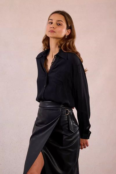 Черна елегантна риза с V-образно деколте - стил и изящество MOLLY BRACKEN (SKU)LAF126DN