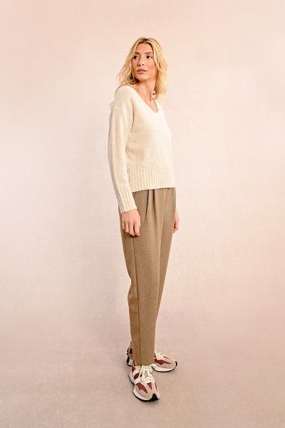 Fine women's sweater with a V-neck - an elegant choice MOLLY BRACKEN (SKU) LA1590DN