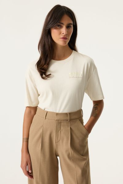 Women's T-shirt in pale white color - unconventional GARCIA style (SKU) N260206