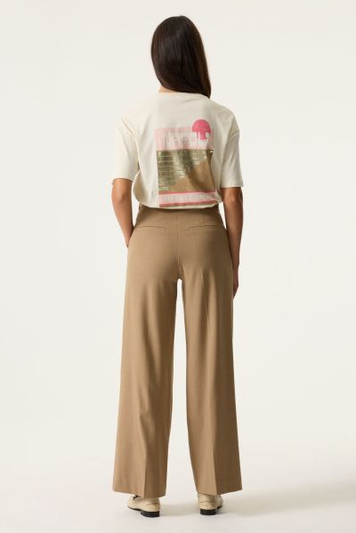 Women's T-shirt in pale white color - unconventional GARCIA style (SKU) N260206