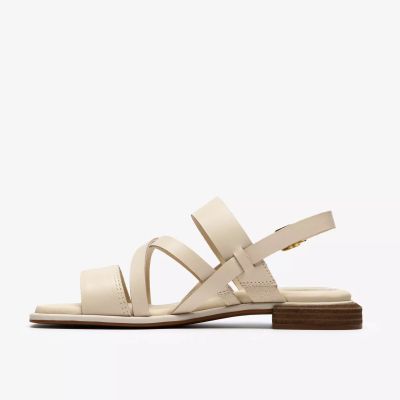 Дамски сандал с нисък ток в крема цвят - удобство, елегантност и изискан стил!CLARKS (SKU)26186578