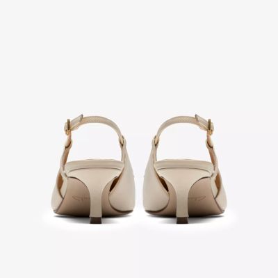 Дамски елегантни сандали тънък ток в кремаво CLARKS (SKU026186492