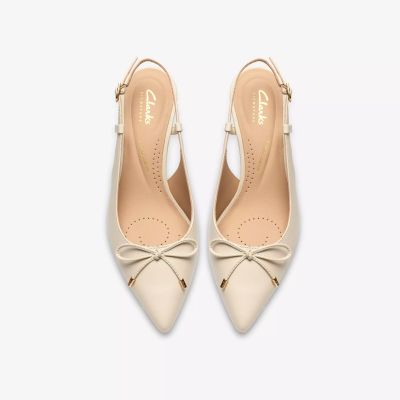 Дамски елегантни сандали тънък ток в кремаво CLARKS (SKU026186492