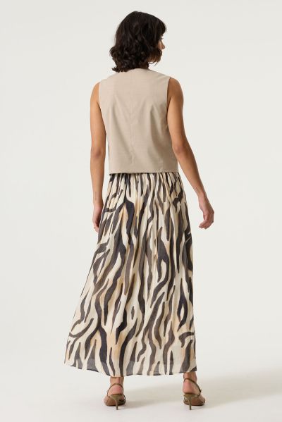 Women's sleeveless vest, fitted - elegant, modern and practical GARCIA (SKU) Q260093