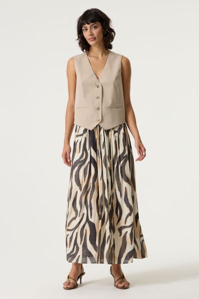 Women's sleeveless vest, fitted - elegant, modern and practical GARCIA (SKU) Q260093