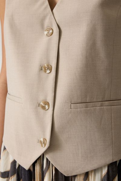 Women's sleeveless vest, fitted - elegant, modern and practical GARCIA (SKU) Q260093