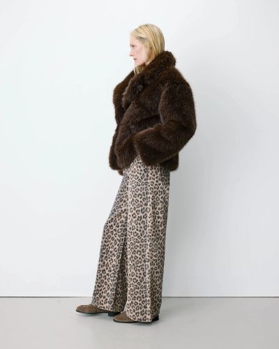 Luxurious women's short fur coat, chocolate color - elegance and comfort GRACE&MILA (SKU) 19009