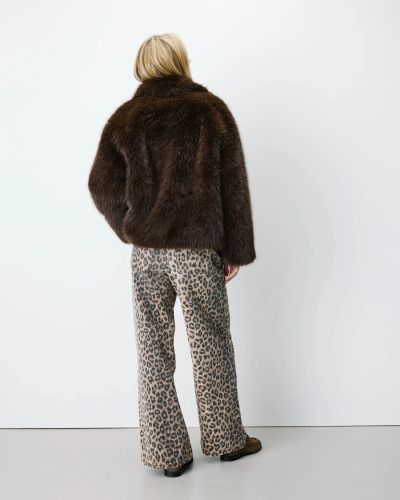 Luxurious women's short fur coat, chocolate color - elegance and comfort GRACE&MILA (SKU) 19009