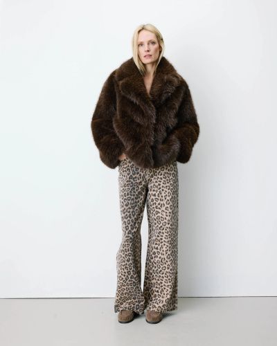 Luxurious women's short fur coat, chocolate color - elegance and comfort GRACE&MILA (SKU) 19009