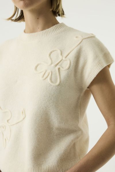 Women's sleeveless sweater with embroidered details – style and elegance by GARCIA (SKU) T260241