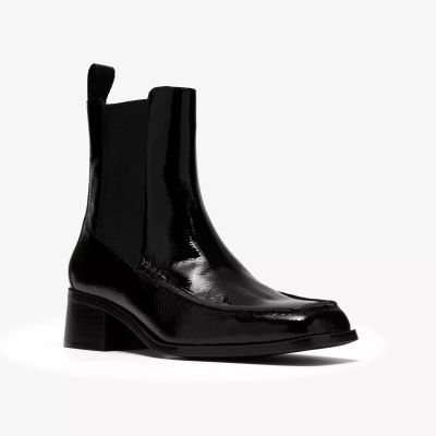 Дамска черна лачена бота със среден ток. Елегантен и удобен модел.CLARKS (SKU)26320247