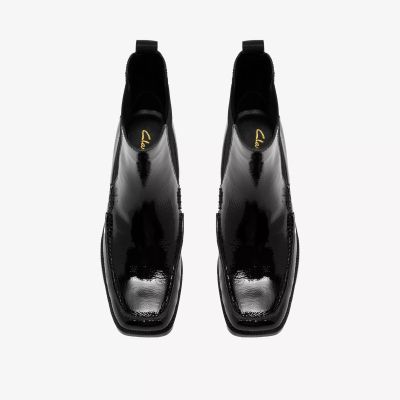 Дамска черна лачена бота със среден ток. Елегантен и удобен модел.CLARKS (SKU)26320247