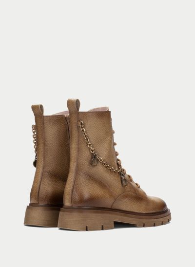 Women's brown combat-style ankle boot with a striking chain detail – style, comfort, quality. HISPANITAS (SKU) 265146