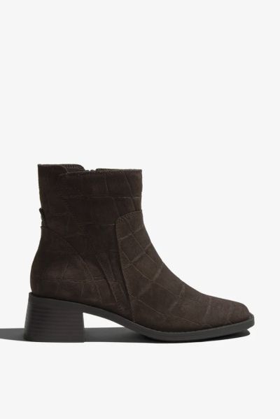 Elegant brown women’s ankle boot with a stable mid-heel – comfort and style. REGARDE LE CIEL (SKU) LILLA01