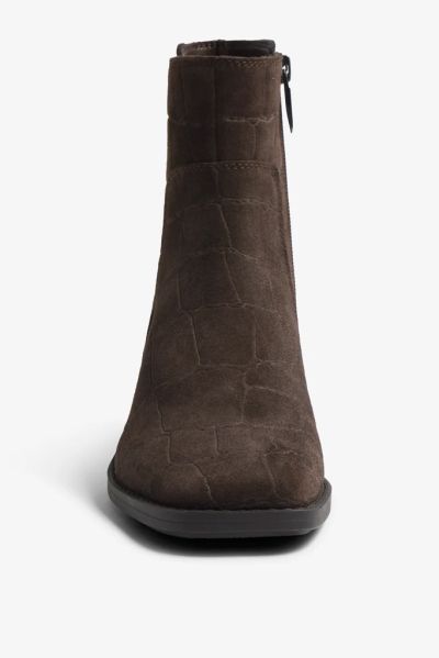 Elegant brown women’s ankle boot with a stable mid-heel – comfort and style. REGARDE LE CIEL (SKU) LILLA01