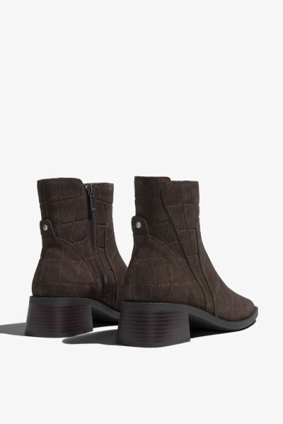 Elegant brown women’s ankle boot with a stable mid-heel – comfort and style. REGARDE LE CIEL (SKU) LILLA01