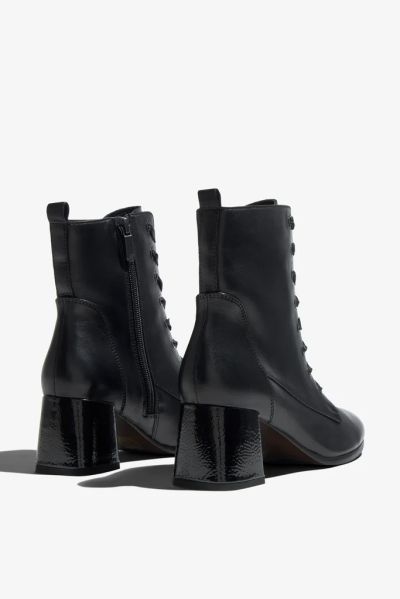 Elegant black women’s lace-up ankle boots – perfect for a stylish and comfortable look. REGARDE LE CIEL (SKU) MILLIE14