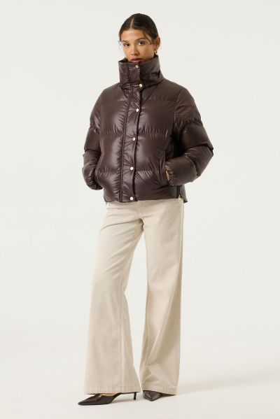 Women’s short quilted jacket – modern, warm, and stylish for cold days – GARCIA (SKU) GJ2600919