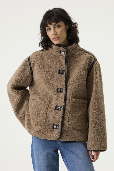 Women’s short teddy coat in brown – soft, warm, and stylish for everyday wear – GARCIA (SKU) GJ2600915