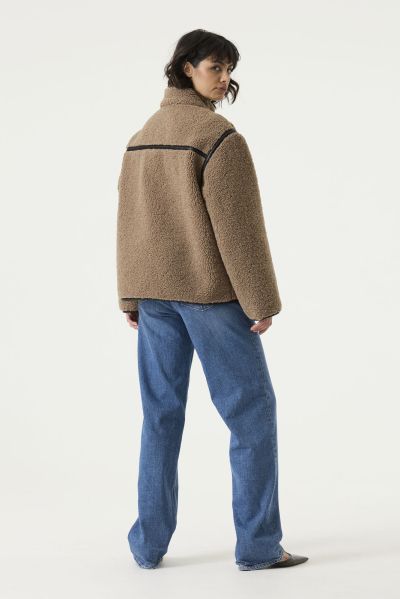 Women’s short teddy coat in brown – soft, warm, and stylish for everyday wear – GARCIA (SKU) GJ2600915