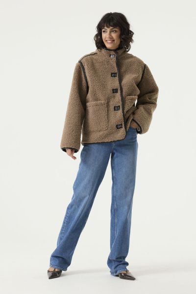 Women’s short teddy coat in brown – soft, warm, and stylish for everyday wear – GARCIA (SKU) GJ2600915