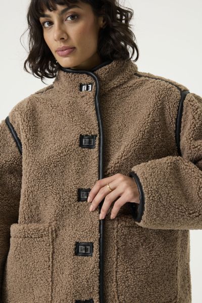 Women’s short teddy coat in brown – soft, warm, and stylish for everyday wear – GARCIA (SKU) GJ2600915