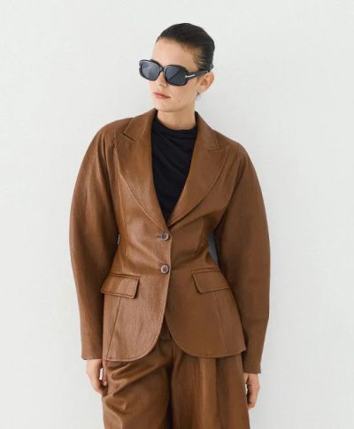 Дамско вталено сако от еко кожа, елегантно и стилно, за бизнес и ежедневие.ACCESS FASHION (SKU)1070