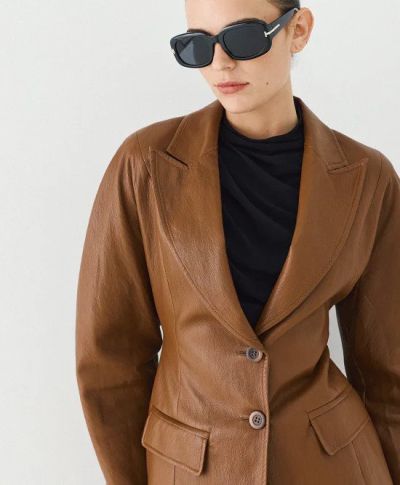 Дамско вталено сако от еко кожа, елегантно и стилно, за бизнес и ежедневие.ACCESS FASHION (SKU)1070