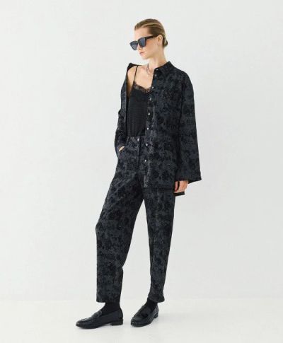 Дамски жакардов панталон в тъмен цвят - елегантен, модерен и изискан!ACCESS FASHION (SKU)5013