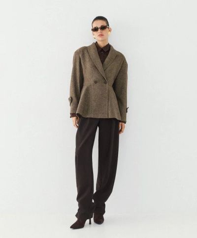 Елегантно дамско двуредово сако, втален модел с ефектни плисета.ACCESS FASHION (SKU)1030