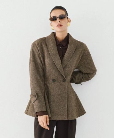 Елегантно дамско двуредово сако, втален модел с ефектни плисета.ACCESS FASHION (SKU)1030