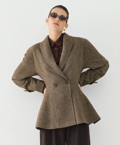 Елегантно дамско двуредово сако, втален модел с ефектни плисета.ACCESS FASHION (SKU)1030